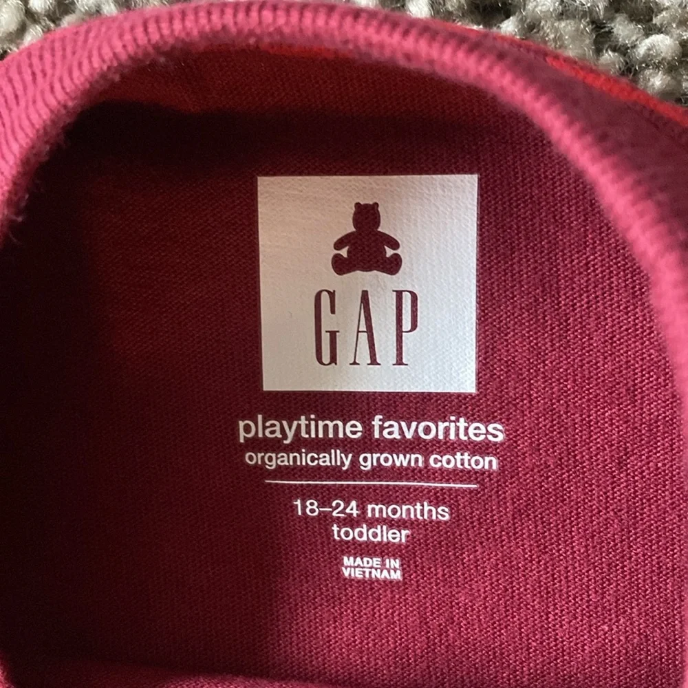 GAP over knit graphics